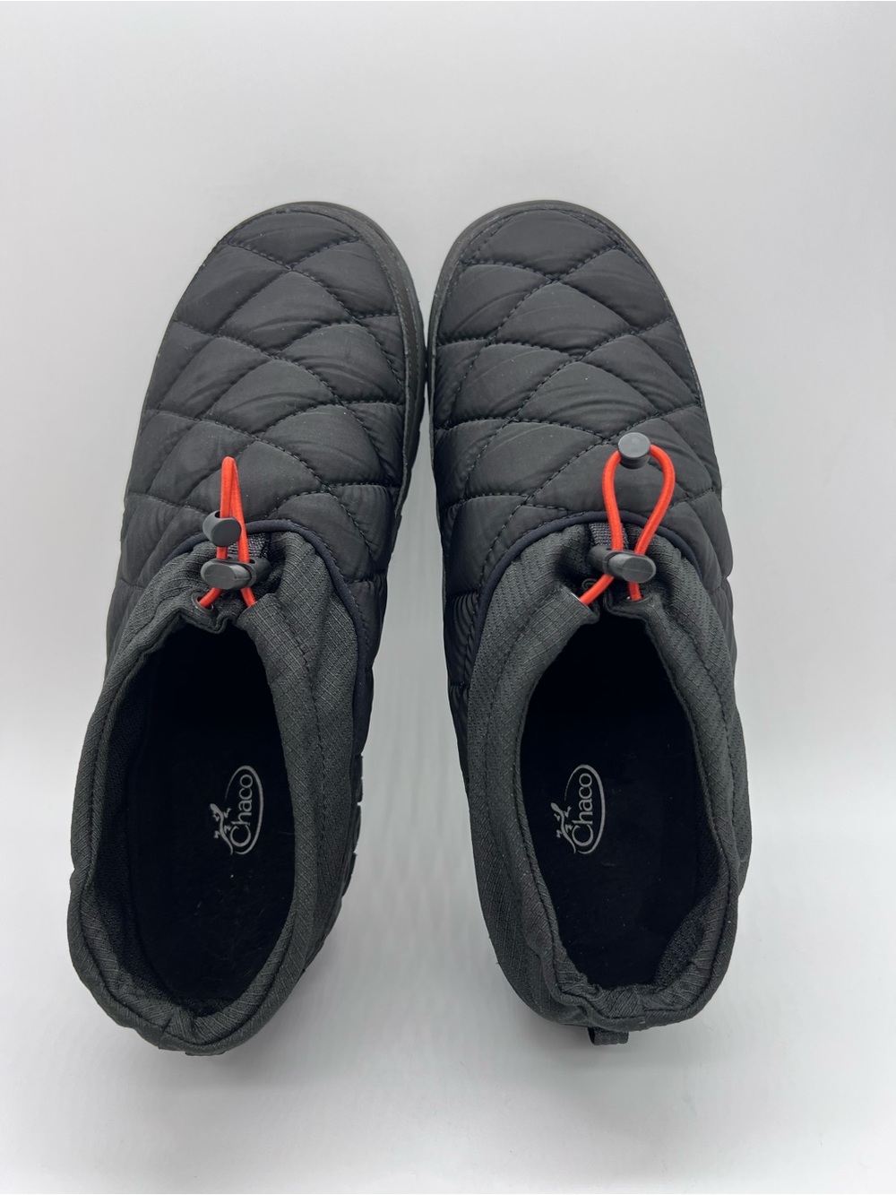 Chaco Men’s Black Ramble Puff Cinch Quilted Slip-On Slippers with Red Toggle